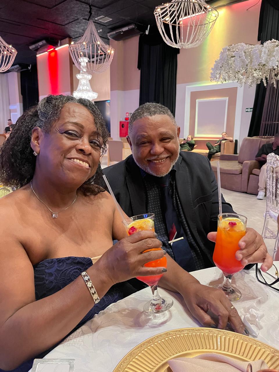 Casal em evento elegante