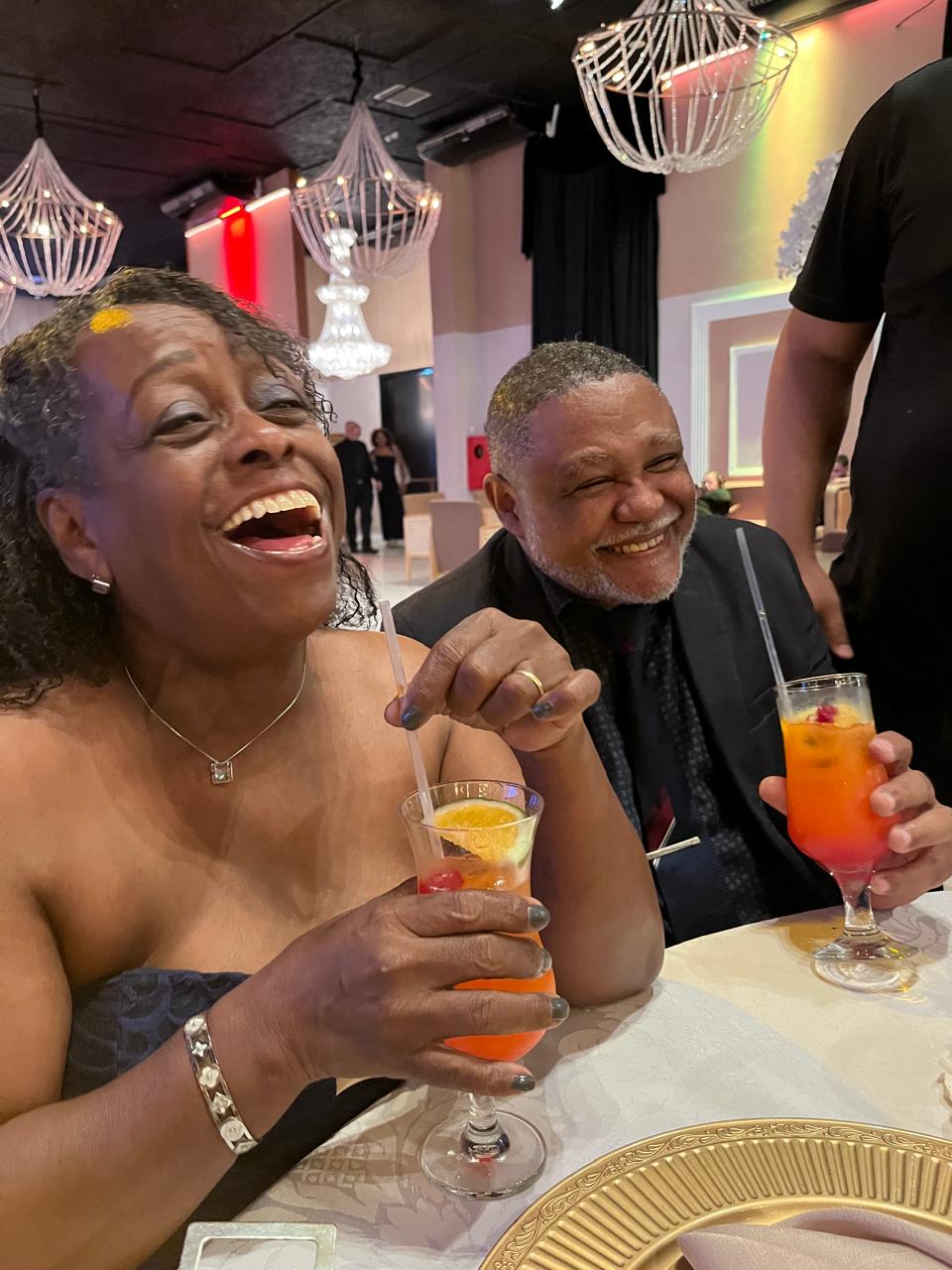 Casal em celebração com drinks
