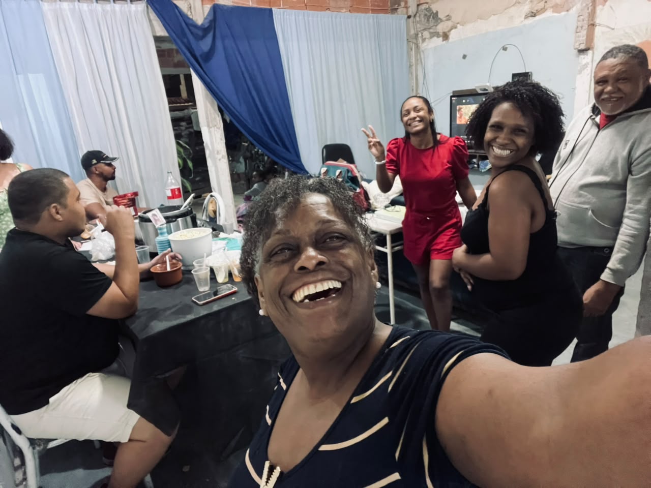 Casal em celebração com drinks
